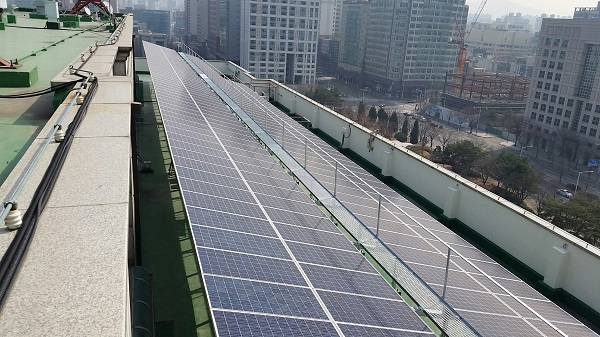 안양시가 에너지제로 경로당 만들기 사업의 일환을 태양광발전 시설을 설치했다. [사진=안양시]