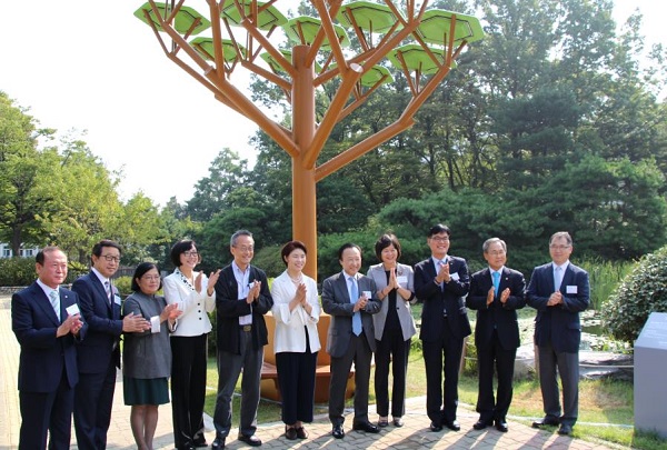 한화큐셀코리아와 스마트기술연구소가 함께 제작한 쏠라트리가 31일 제막식과 함께 국회 연못에 설치됐다. [사진=한화큐셀코리아]