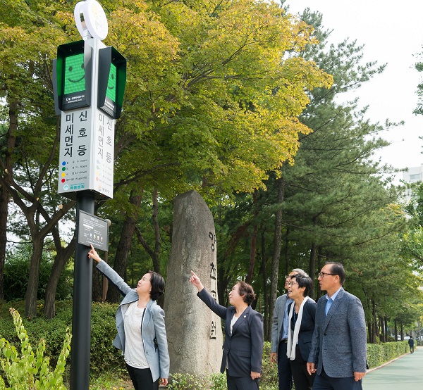 미세먼지 신호등 설치로 주민들의 기후변화데 대한 의식수준의 고취가 기대된다. [사진=서울시 양천구]