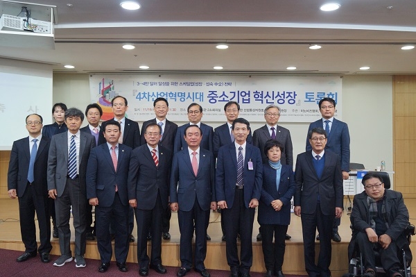 16일 국회에서 개최된 '4차 산업혁명시대, 중소기업혁신성장 토론회'에서 창업 이후 성장을 위한 정책이 필요하다는 의견이 제시됐다. [사진=장병완 의원실]