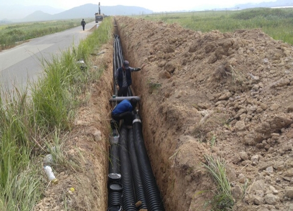 해남 57MW 발전소와 연계된 신설변전소 사진. 이곳에서 해남 현장까지 지중선로를 통해 연결되었다. 기존의 철탑 옆에 위치해 민원을 최소화 했고, 외부에서 보이지 않도록 외벽을 설치했다. 앞에 보이는 시설물은 MTR과 GIS의 모습이다. [사진=탑선]