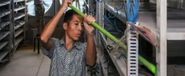 중국 비트코인 8개의 공장에서 50명의 직원이 24시간 쉬지 않고 일을 한다. 먼지가 많으면 컴퓨터의 성능이 떨어질 수 있기 때문이다. [사진=youtube 캡쳐]