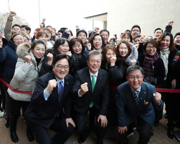 문재인 대통령은 서울시 노원구 에너지 제로 주택 오픈하우스 행사에 참석한 후 에너지 제로 주택 주민들과 화이팅을 외치며 기념촬영을 하고 있다. [사진=청와대]