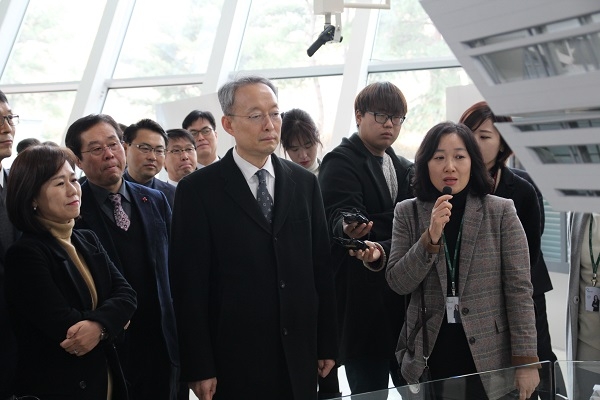 산업부 백운규 장관이 재생에너지 3020 이행 계획 발표에 앞서 에너지드림센터를 둘러보며, 센터에 설치된 태양광 등 재생에너지 시설에 대한 소개를 듣고 있다. [사진=Industry News]