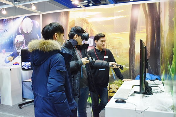 비덴트의 가상현실(VR)을 관람객이 직접 체험하고 있다. [사진=Industry News]