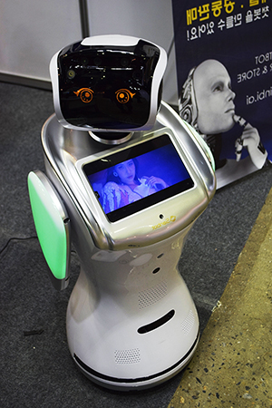 산봇 로봇은 교육용, 도우미 서비스, 실버 케어 서비스, 가정용 서비스 등 중국에서만 약 10만대 판매된 인기 모델이다. [사진=Industry News]