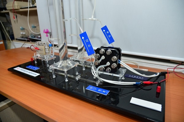 KIST 연구진이 개발한 이리듐산화물이 코팅된 전극으로 물 전기분해 장치키트를 통해 수소를 생산하고 있다. [사진=한국과학기술연구원]