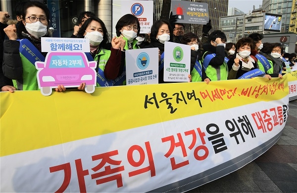 지난 22일 서울시 생활공감정책 모니터단 단원들이 세종대로 사거리에서 미세먼지 줄이기 캠페인을  벌였다.[사진=서울특별시]