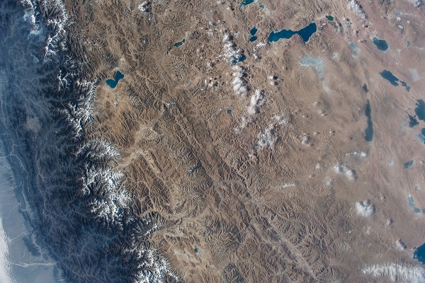 중국 서부 티베트 고지대를 포함한 네팔과 히말라야 산맥의 눈에 띄는 기후 변화를 보여준다. [사진=나사 홈페이지]