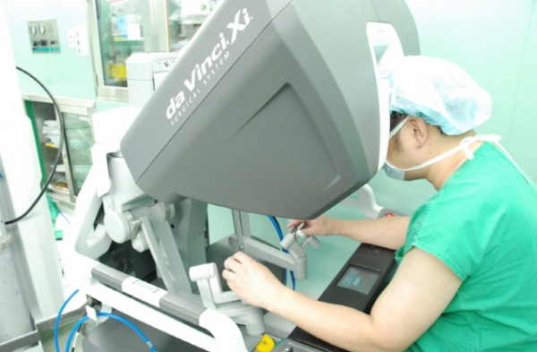 한림대 춘천성심병원 로봇수술센터 의료진이 ‘다빈치Xi’로 수술을 하고 있다. [사진=한림대의료원]