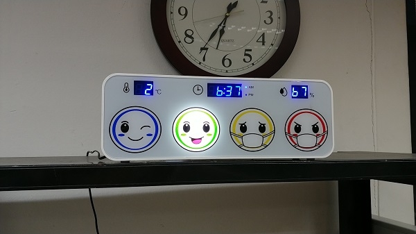 도봉구 지역의 어린이집에 미세먼지 신호등이 설치돼 색깔별로 대기질 정보 알려준다. [사진=도봉구]