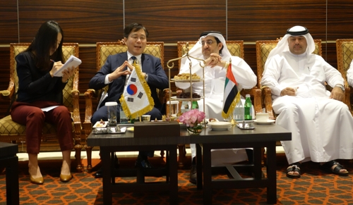 성윤모 특허청장(왼쪽 두번째)과 모하메드 아흐메드 빈 압둘 아지즈 알 쉬이 UAE 경제부 차관(왼쪽 세번째)이 특허행정 및 정보화 분야 협력방안에 대해 의견을 교환하고 있다. [사진=특허청]