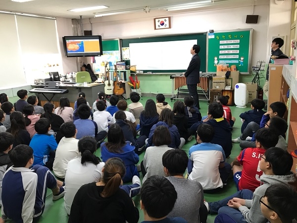 미세먼지 선도학교인 연포초등학교에서 미세먼지 교육이 이뤄지고 있다. [사진=부산광역시교육청]