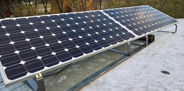 독립형 태양광발전을 통해 전기에너지를 배터리에 충전, 충전된 배터리로부터 전기를 공급받을 수 있는 장비다.