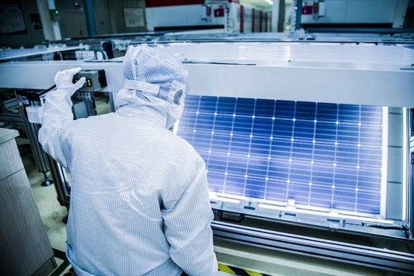 태양광 모듈이 생산되고 있는 론지솔라 공장 내부 [사진=론지솔라]
