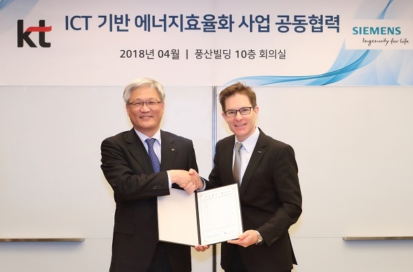 KT와 한국지멘스가 5일 한국지멘스 사옥에서 ‘ICT 기반 에너지효율화 사업’ 공동협력을 위한 업무협약(MOU)를 체결한 후 기념촬영을 하고 있다. 사진은 좌로부터 KT 스마트에너지사업단장 김영명 전무,  한국지멘스 빌딩자동화 사업본부 크리스토프 에비셔(Christoph Aebischer) 부사장 [사진=KT]