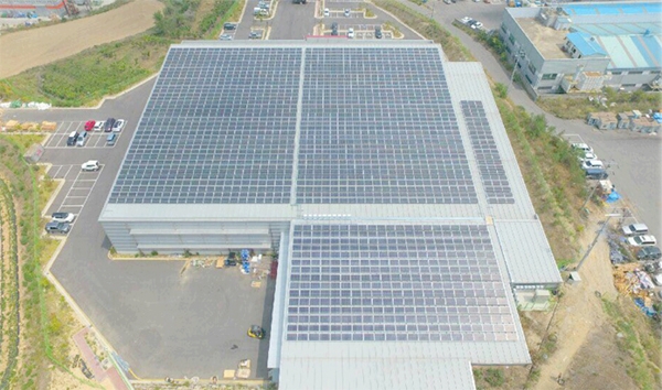 제이에스피브이 아산공장 지붕에 설치된 500kW급 지붕형 태양광발전소 전경 [사진= 제이에스피브이]