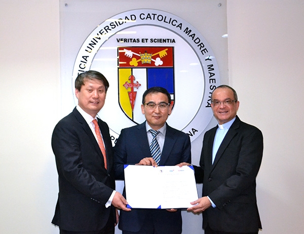 한국전력이 도미니카 PUCMM 대학과 전기차 충전인프라 운영시스템 공동 개발을 위한 협약을 체결했다. [사진=한국전력]