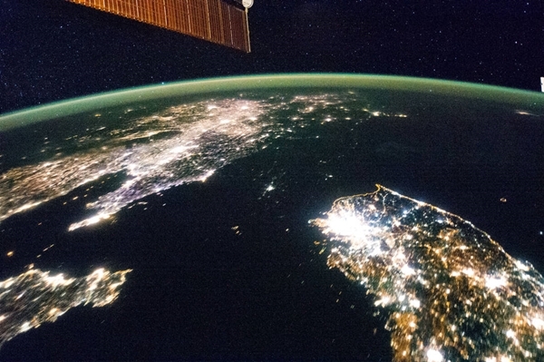 NASA 인공위성으로 찍은 한반도의 야간 [사진=NASA]