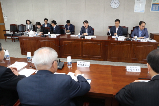 전라남도는 도지사 권한대행 이재영 행정부지사 주재로 4차 산업혁명 기술 관련 정보화 전문가들을 초청, 간담회를 열었다. [사진=전라남도]