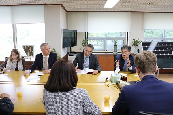 서울에너지공사 박진섭 사장(우측 첫번째)과 독일 에너지 전문가 방문단이 에너지 정책 관련 의견을 나누고 있다. [사진=서울에너지공사]