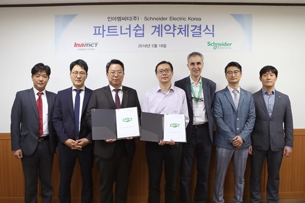 인아엠씨티 신동진 사장(왼쪽에서 세번째)과, 슈나이더일렉트릭 Mr.Pang(Industry Commercial VP-Global OEM and APAC General Management, 왼쪽에서 네번째)을 비롯한 양사 주요 관계자들이 파트너십 계약 체결 후 기념촬영을 하고 있다. [사진=인아엠씨티]