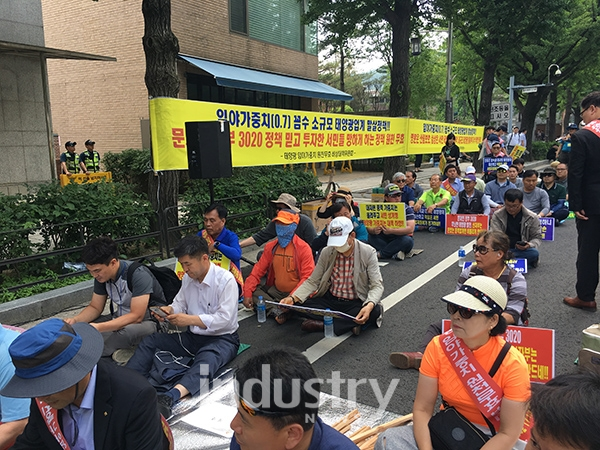 태양광 임야 가중치 하향 조정에 대해 반대하는 집회가 청와대 인근에서 개최됐다. [사진=인더스트리뉴스]
