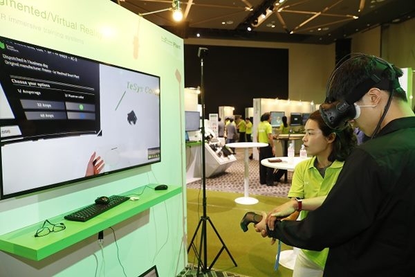 슈나이더일렉트릭이 ‘이노베이션 서밋 서울 2018’ 에서 산업용 소프트웨어, 몰입형 교육용 트레이닝 시스템인 AR/VR Immersive Training System을 선보이고 있다. [사진=슈나이더일렉트릭]
