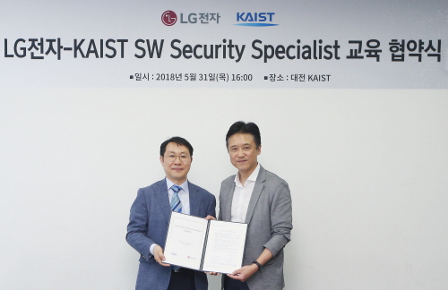 이규은(왼쪽) LG전자 SW개발전략실장, 김용대 KAIST 사이버보안연구센터장 등이 참석해 업무협약을 체결했다. [사진=LG전자]