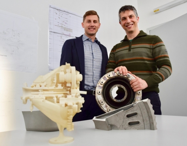 (사진 왼쪽부터)부시와 지암브라는 36세 동갑으로 현재 적층제조 기술을 연구하는 대부분의 엔지니어와 마찬가지로 대학에서 3D 프린팅을 배운 적이 없다. [사진=GE리포트 Yari Bovalino]