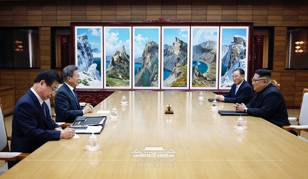 남북 정상이 지난 달 판문점에서 만나 북미 정상회담과 남북 경제 협력에 대해 논의했다. [사진=청와대]