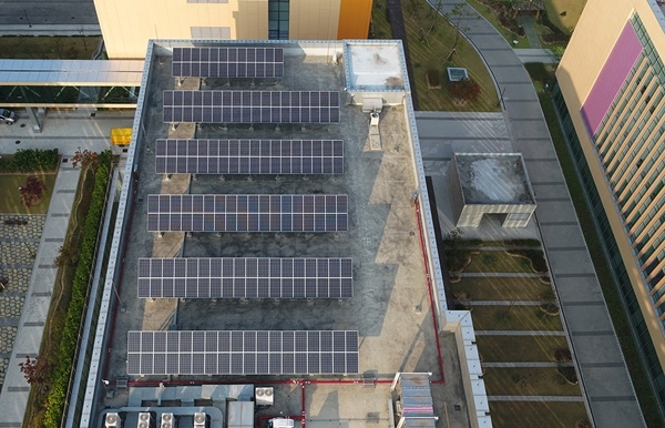 삼성전자 수원사업장 소재단지 옥상에 설치된 태양광 발전 패널 [사진=삼성전자]