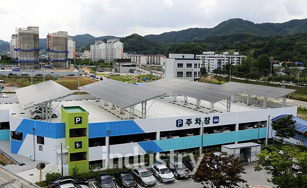 임실군이 군청사에 태양광발전 설비가 설치된 주차장을 새롭게 건립했다. [사진=임실군청]