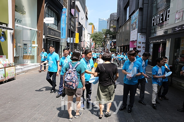 명동 일대에서 진행된 에너지절약 캠페인에서 참여자들이 시민들에게 에너지 절약의 중요성을 안내하고 있다. [사진=한국전기공사협회]