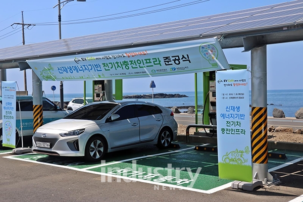 제주도가 신재생에너지와 ESS를 기반으로 전기차 충전과 휴식을 동시에 취할 수 있는 EV Cafe를 준공 했다. [사진=제주도청]