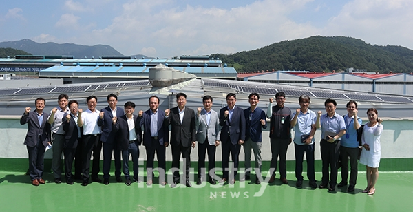 한국산업단지공단 부산지역본부가 녹산표준형 공장 지붕에 태양광발전소와 ESS 배터리를 설치했다.[사진=한국산업단지공단 부산지역본부]