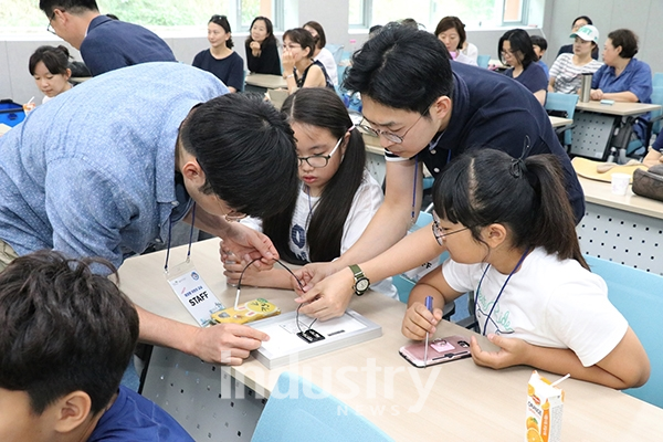 서울에너지공사가 여름방학을 맞아 친환경 태양광 체험교실인 '내 친구 태양광'을 운영하고 있다.