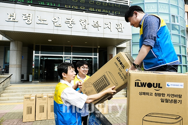 한국에너지재단과 함께 여름나기 물품 지원 사업을 추진하고 있는 한국중부발전이 냉풍기를 전달하고 있는 모습[사진=한국중부발전]