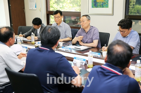 지난 2일 산업통상자원부 백운규 장관이 중소기업인 터보파워텍을 현장방문해 회사 관계자들과 최저임금 인상 등 최근 노사현안의 영향 및 대응상황과 뿌리산업 여건 개선을 위한 정부 지원책 등을 논의했다. [사진=산업통상자원부]