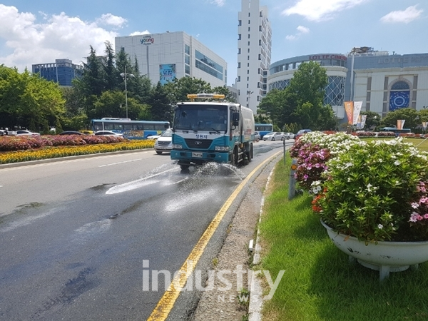 창원시는 미세먼지 저감과 혹서기 기온상승 차단을 위해 노면살수 차량을 운용을 하는 등 미세먼지 저감을 위해 다양한 정책을 수행하고 있다. [사진=창원시]