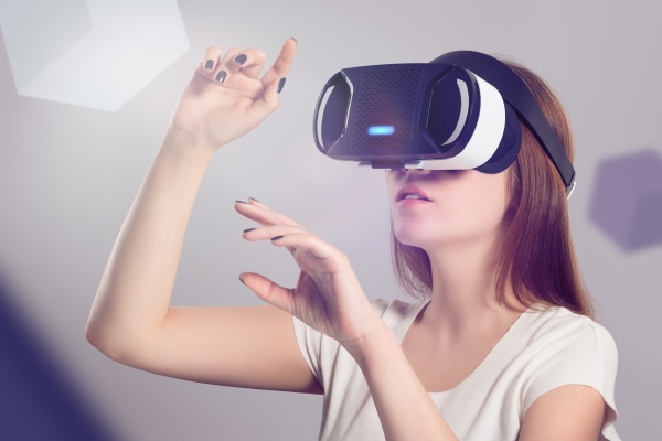 VR과 AR 기술 플랫폼인 마크.스페이스는 개별 브랜드들이 자사의 웹사이트에 쉽게 3D, AR,VR을 적용해 소비자들과 상호작용을 강화 할 수 있도록 하는 프레임워크를 제공한다. [사진=dreamstime]