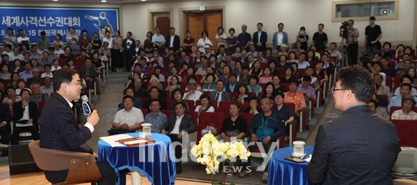 허성무 시장은 창원시민들과 소통하는 행정을 통해 사람중심 시정 패러다임 전환을 시도하고 있다. [사진=창원시]