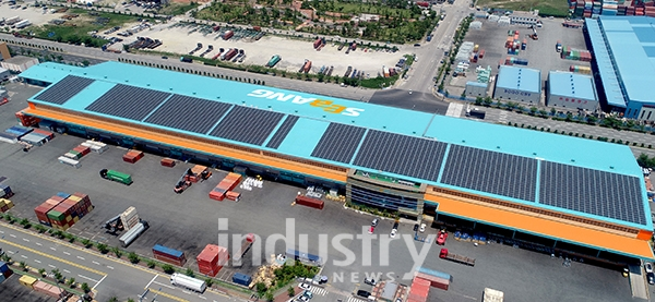물류전문기업 세방이 세방부산신항물류센터 지붕에 설치한 1MW 태양광발전 설비와 3MW 규모의 ESS 설비 전경 [사진=세방]