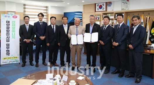 18일 하동군청에서 윤상기 하동군수와 보성파워텍 임도수 회장이 태양광발전사업 공동개발 MOU를 체결했다. [사진=보성파워텍]