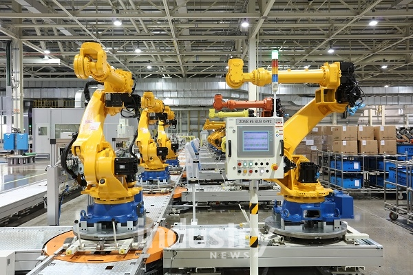 현대중공업지주는 중국 하궁즈넝사와 2019년 상반기까지 산업용 로봇을 연간 최대 2만대 규모로 생산할 수 있는 스마트팩토리를 건설하기로 합의했다. 사진은 현대중공업지주 대구 스마트팩토리 전경 [사진=현대중공업지주]