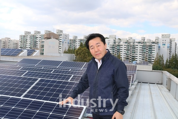 서울에너지공사 김명호 신재생에너지본부장이 크라우드 펀딩을 통해 공사 사옥에 준공된 햇빛발전소를 소개하고 있다. [사진=인더스트리뉴스]