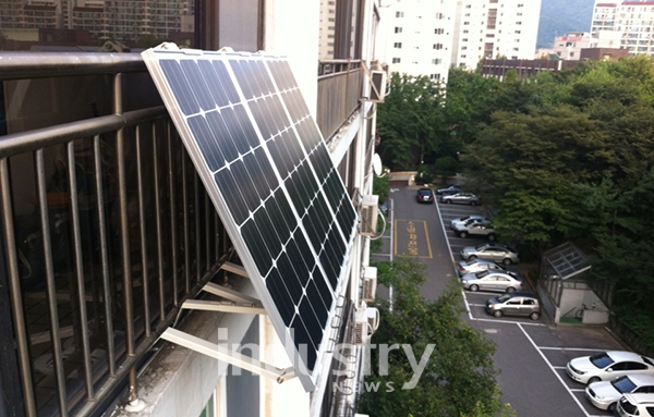 에너지 전환이 본격적으로 추진되면서 아파트 베란다에 태양광을 설치하는 사례도 증가하고 있다. 사진은 서울시 한 아파트 베란다에 설치된 태양광 모듈 전경 [사진=서울시]