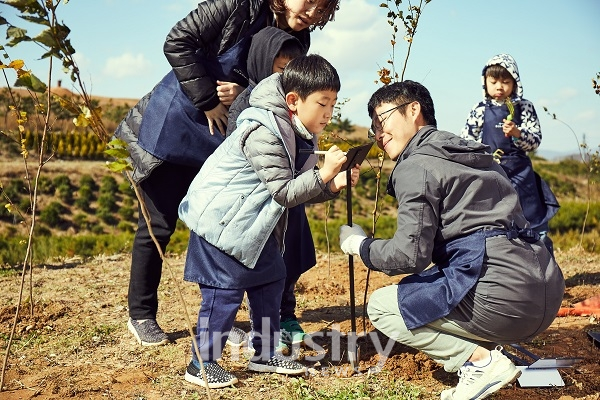 한화는 태양광발전 설비로 생산한 전기로 키운 묘목들을 심어 친환경 숲을 조성한다. [사진=한화]