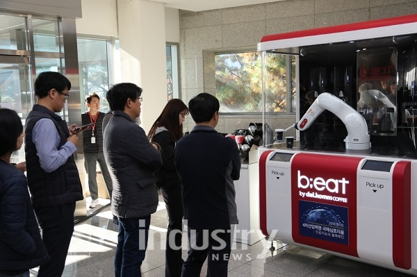 경기도는 4차 산업혁명 국제심포지엄을 개최해 국제적인 AI 트렌드를 확인하고 이를 도정에 응용하는 방안을 모색했다.