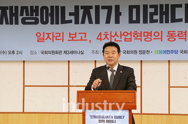 박정 의원은 "3020 목표 달성을 위해 필요한 부지가 약 4만ha로 서울 면적의 67%가 필요하다. 이를 위한 부지가 필요한 상황에 영농형 태양광발전은 농가소득 향상은 물론 재생에너지 보급 확대라는 두 마리 토끼를 잡을 수 있는 방안이 될 수 있다”고 말했다. [사진=인더스트리뉴스]